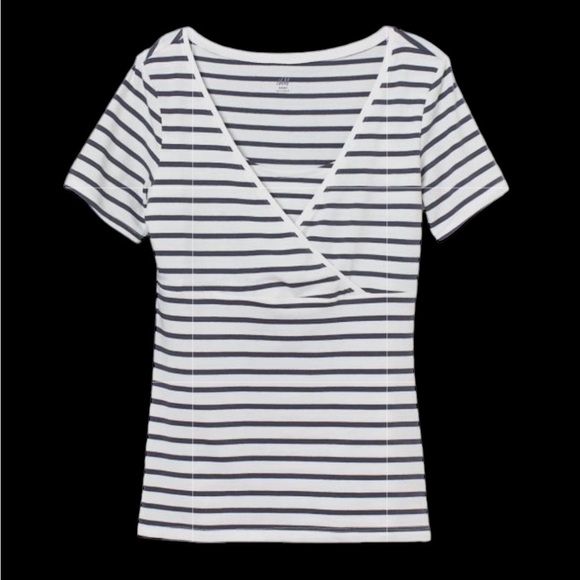 H&M Tops - 🆕 Striped Breastfeeding Nursing Tee